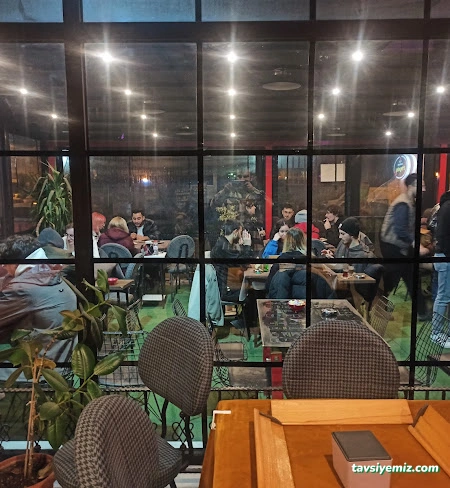 4 Players Cafe%Playstations 4 Players Cafe%Playstations