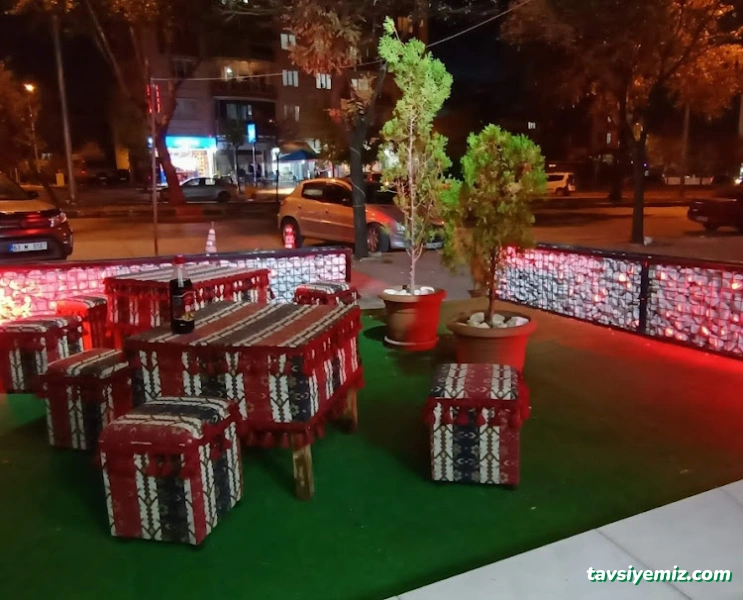 Meşhur Adıyaman Çiğ Köftecisi Kadir Usta Meşhur Adıyaman Çiğ Köftecisi Kadir Usta