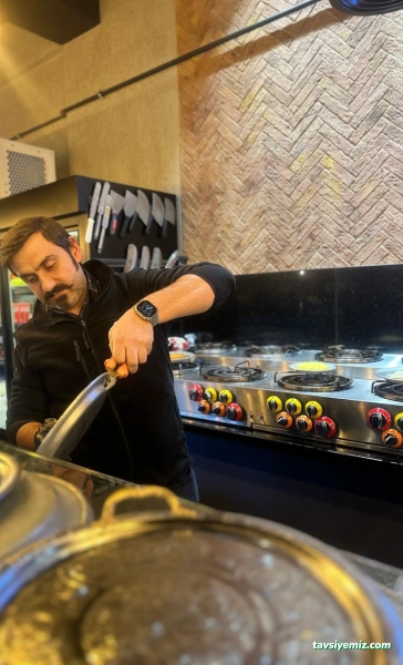 Meşhur Adıyaman Çiğ Köftecisi Orhan Usta Meşhur Adıyaman Çiğ Köftecisi Orhan Usta