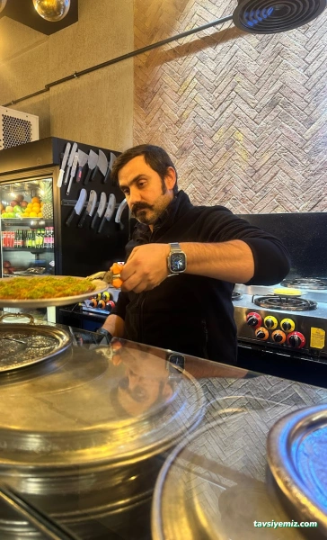 Meşhur Adıyaman Çiğ Köftecisi Orhan Usta Meşhur Adıyaman Çiğ Köftecisi Orhan Usta